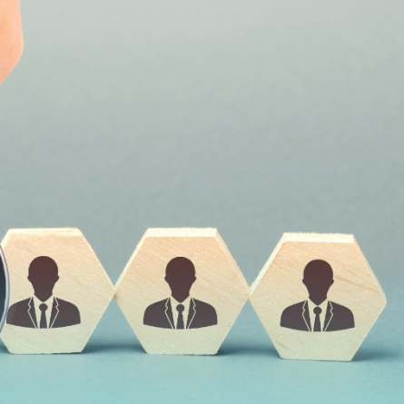 Explore tendências de headhunting em 2025, como AI e híbrido, para recrutamento em vendas e marketing. Análise da Salesjobs.