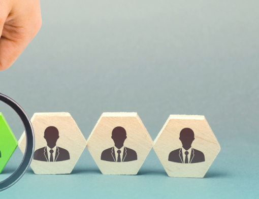 Explore tendências de headhunting em 2025, como AI e híbrido, para recrutamento em vendas e marketing. Análise da Salesjobs.