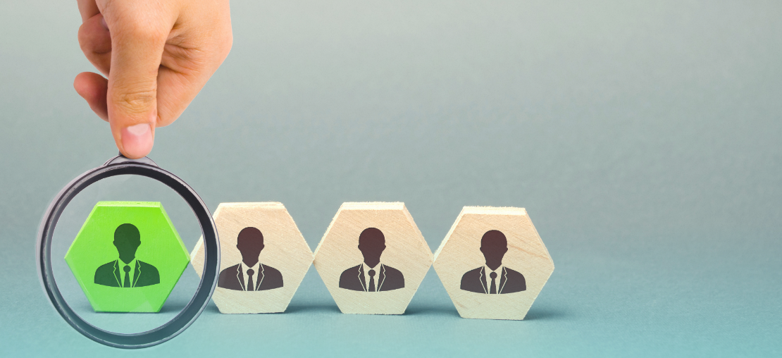 Explore tendências de headhunting em 2025, como AI e híbrido, para recrutamento em vendas e marketing. Análise da Salesjobs.