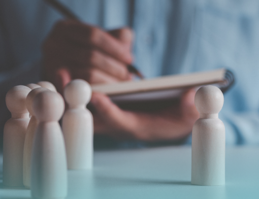 Saiba como o headhunting em marketing facilita a contratação de coordenadores e especialistas digitais, com benefícios e dicas para PMEs. Guia do Salesjobs.